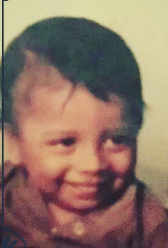 Nakash Aziz durante l'infanzia