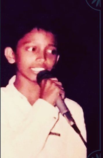 Nakash Aziz gyermekkorában fellép egy show-ban