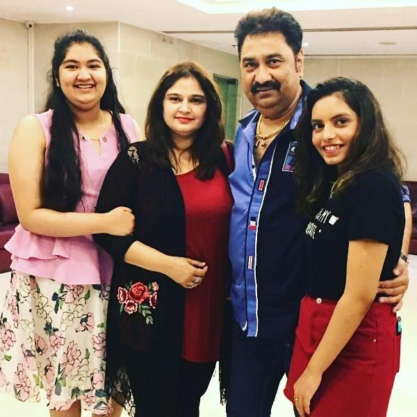 Kumar Sanu med sin kone og døtre