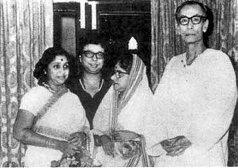 S . D. Burman con su esposa, su hijo y su nuera