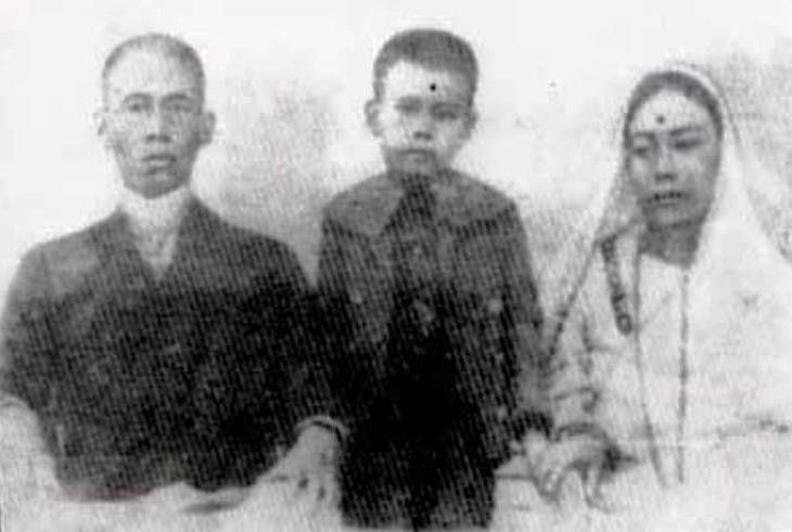 Foto da infância de S. D. Burman com seus pais