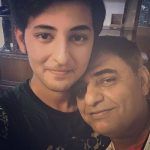 Darshan Raval com seu pai Rajendra Raval