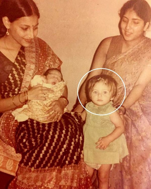 কনিকা কাপুর তাঁর শৈশবে তাঁর মা (চরম বাম) সাথে