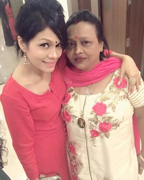 Sonu Kakkar dengan ibunya
