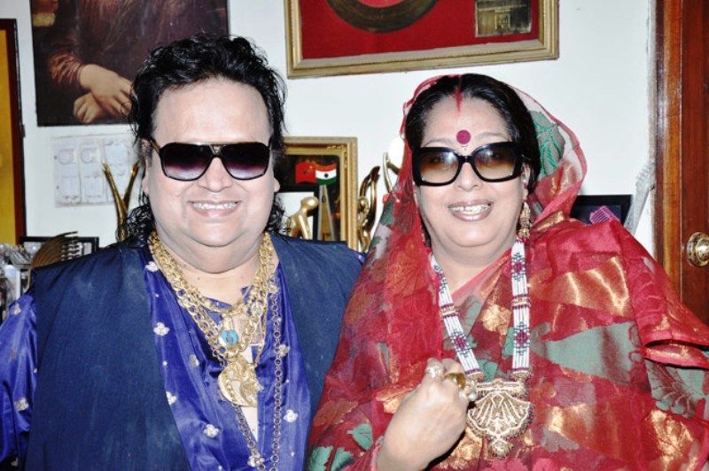 Bappi Lahiri com sua esposa
