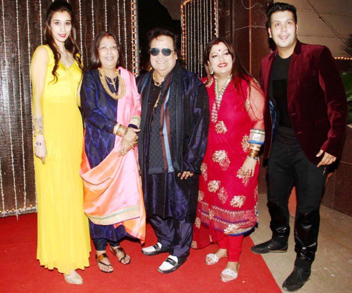 Bappi Lahiri com seu filho, filha, esposa e nora (da direita)