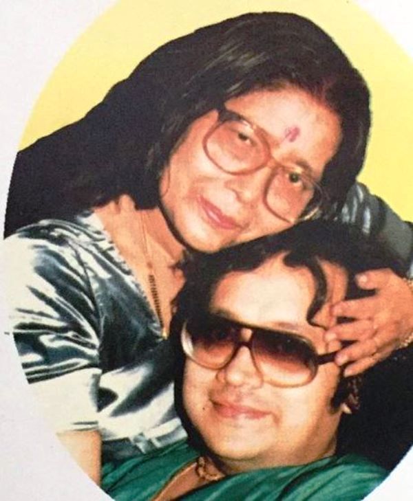 သူ့အမေနှင့်အတူ Bappi Lahiri