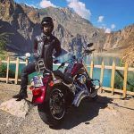 Umair Jaswal seisoo Harley Davidson Custom 48 Sportsterin vieressä