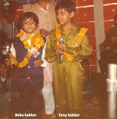 Тони Каккар в детството си със сестра си