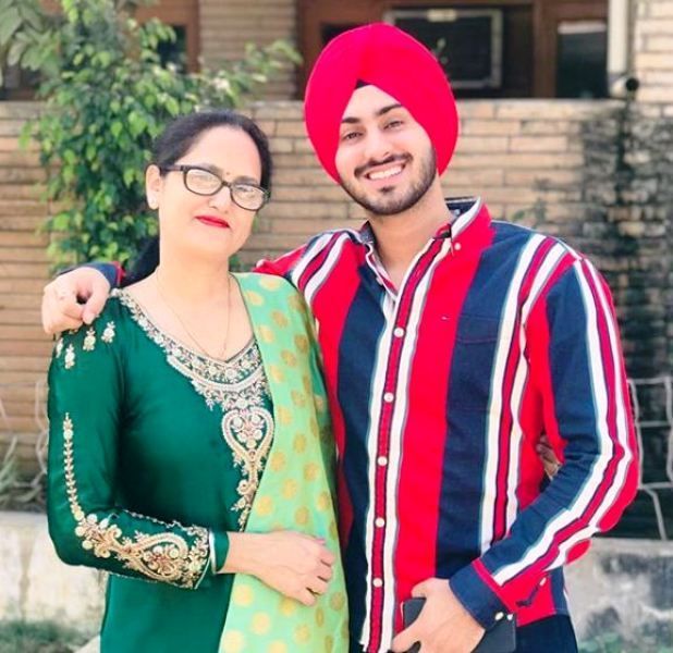 Rohanpreet Singh sa svojom majkom