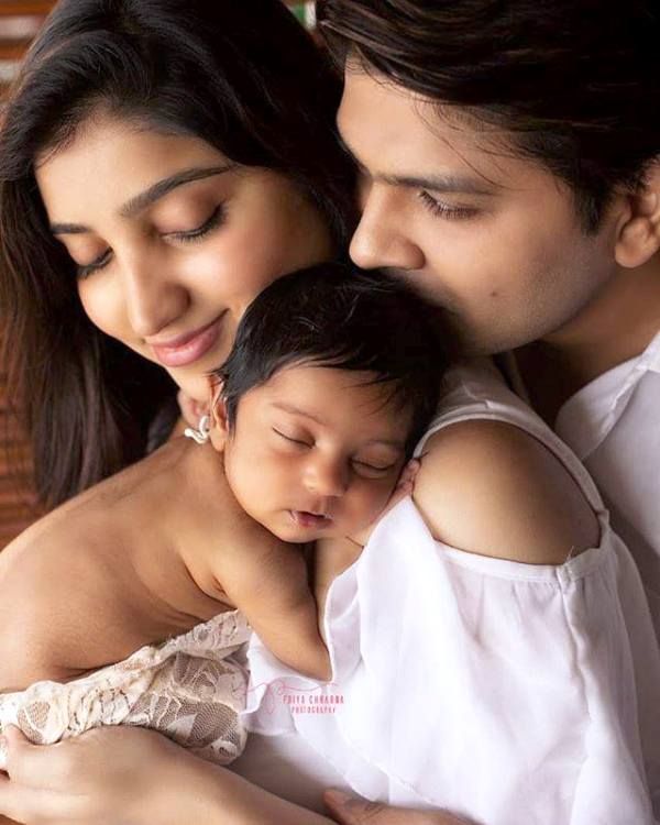 Ankit Tiwari con su esposa e hija