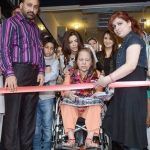 Hadiqa Kiani avec sa mère lors du lancement de sa boutique de vêtements