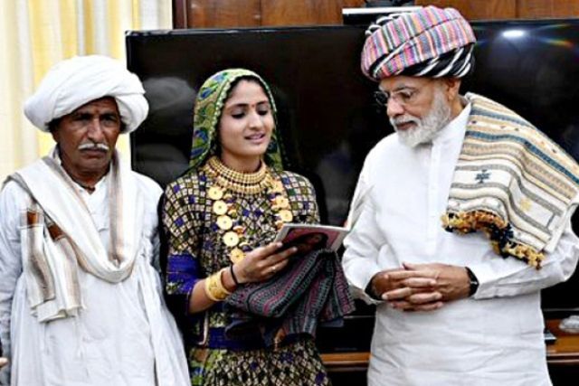 Geeta Rabari với Narendra Modi