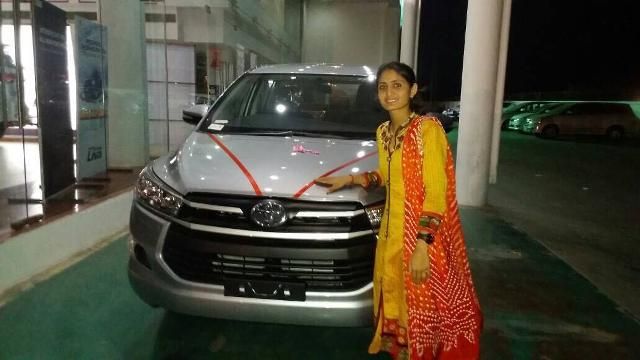 Geeta Rabari với chiếc Toyota Innova của cô ấy
