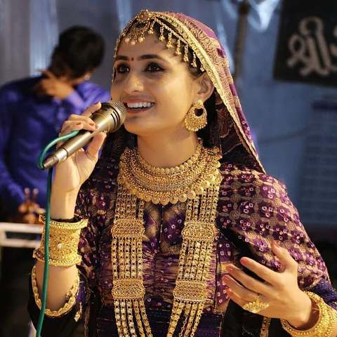 Geeta Rabari trong một buổi biểu diễn trên sân khấu ở Jamnagar