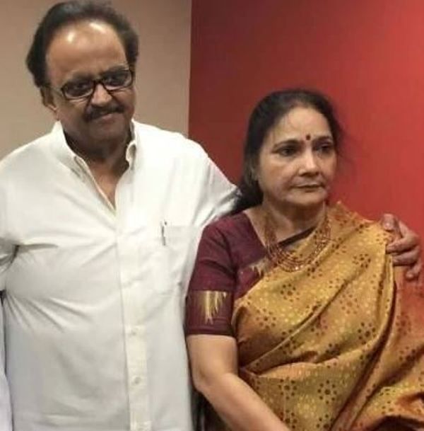 Savithri bersama suaminya S. P. Balasubrahmanyam