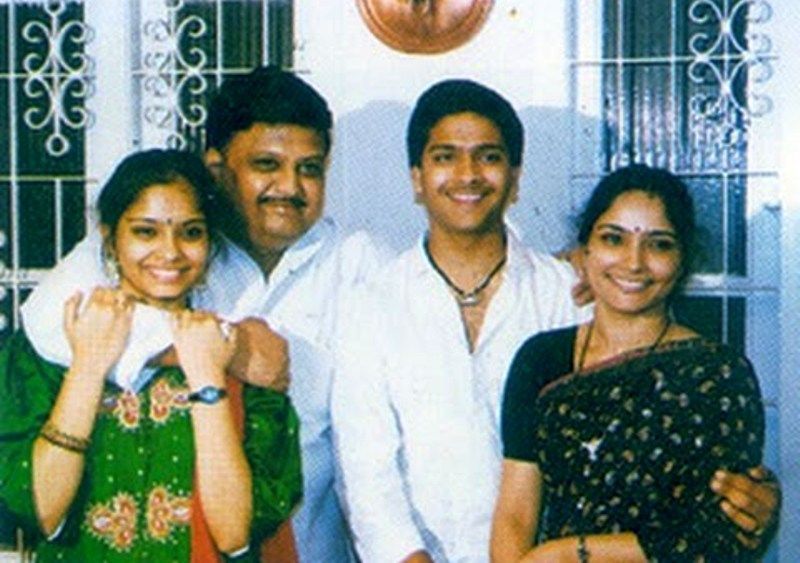 Savithri Balasubrahmanyam (yderst til højre) med sin mand S. P. Balasubrahmanyam (2. venstre), datter Pallavi og søn S. P. B. Charan