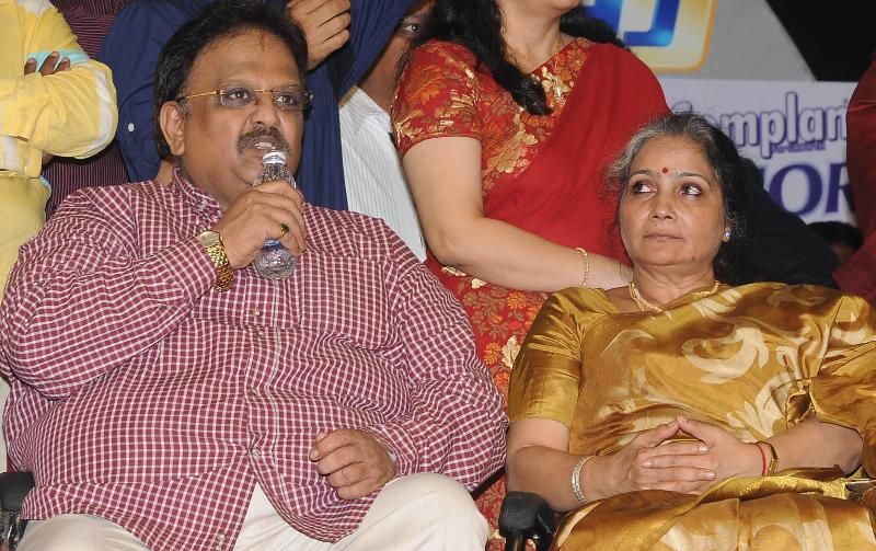 Savithri (sentada à direita) com seu marido S. P. Balasubrahmanyam