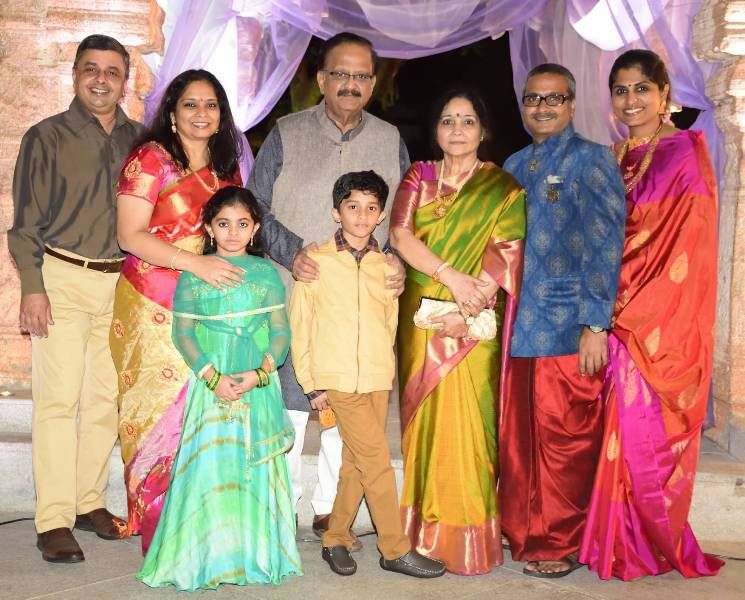 Savithri z možem S. P. Balasubrahmanyam in drugimi družinskimi člani