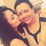 Neha Kakkar mit ihrer Mutter
