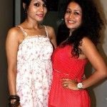Neha Kakkar mit ihrer Schwester