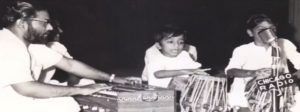 Roop Kumar Rathod spielt die Tabla in seiner Kindheit