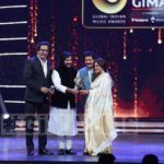 Roop Kumar Rathod reçoit le prix du meilleur album de ghazal GiMA2016 pour Zikr Tera