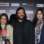 Roop Kumar Rathod con su esposa e hija