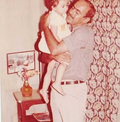 Una foto de la infancia de Archana Chandhoke con su padre