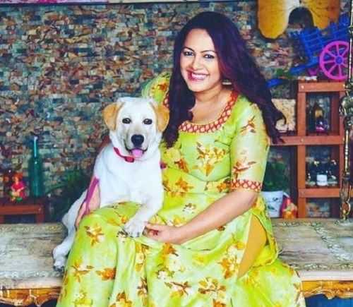 Archana Chandhoke com seu cachorro de estimação