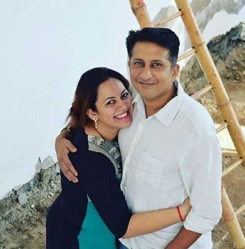 Archana Chandhoke con su marido