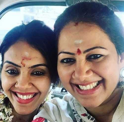 Archana Chandhoke con su hermana