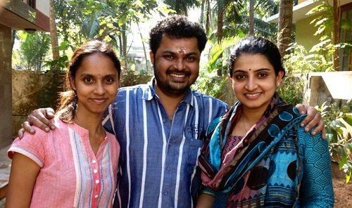 Surya Kiran s svojimi sestrami