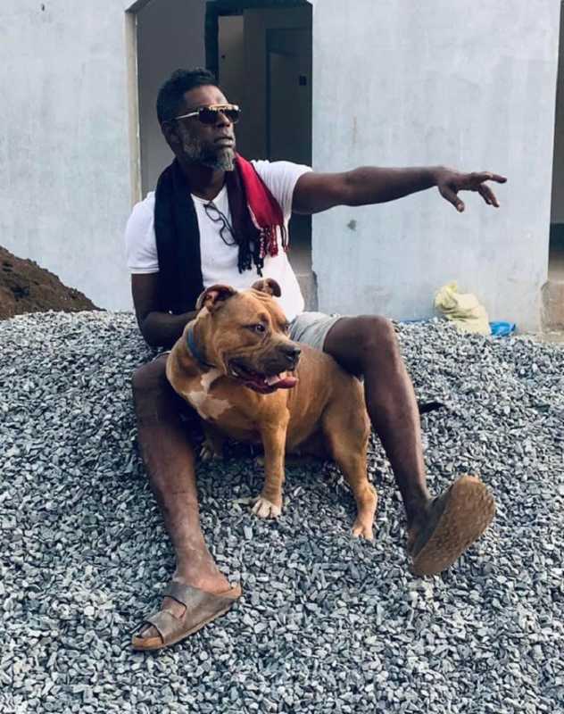 Vinayakan posant avec son chien