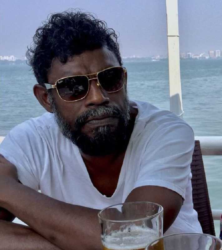 Vinayakan memegang bungkus rokok