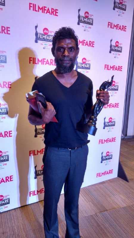 Vinayakan Güney Filmfare Ödülleri'nde poz veriyor