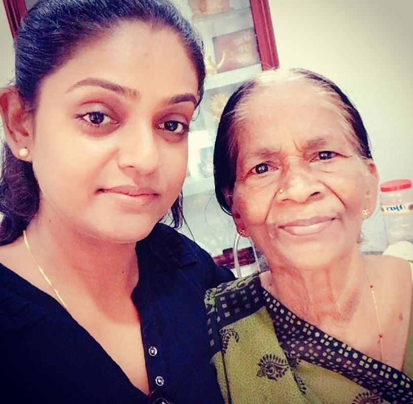 Premi Višvanatha kopā ar vecmāmiņu