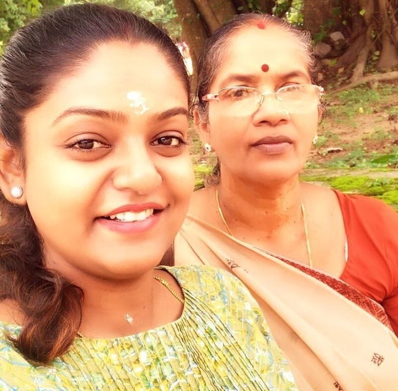 Premi Vishwanath med sin mor