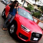 Ranjini Haridas arabasıyla poz veriyor