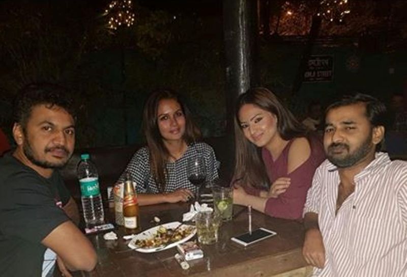Nikesha Patel konzumuje alkohol se svými přáteli