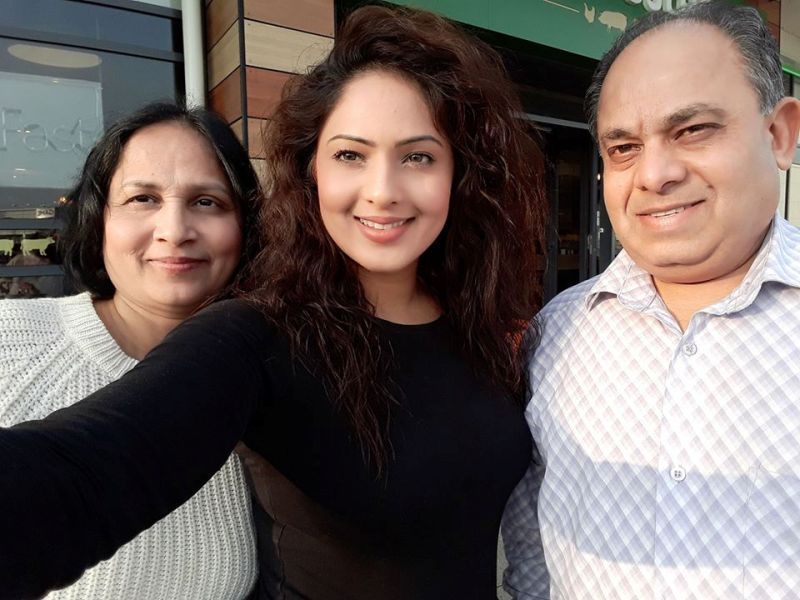 Nikesha Patel se svými rodiči