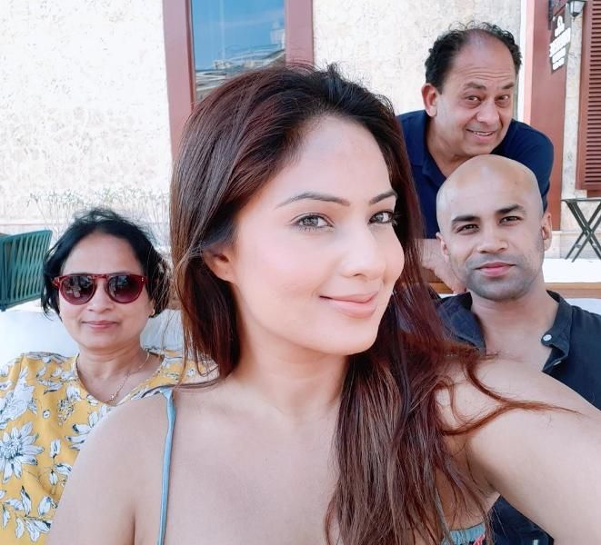 Nikesha Patel se svou rodinou