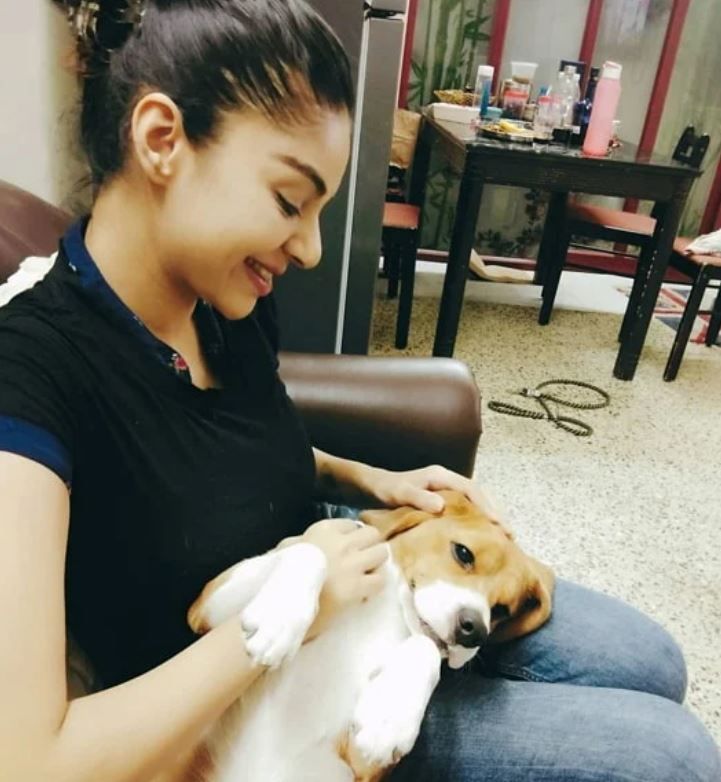 Η Sanam Shetty με το κατοικίδιο σκύλο της