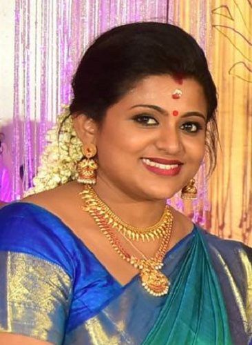 Veena Nair (Bigg Boss Malayalam 2) Wiek, mąż, rodzina, biografia i nie tylko