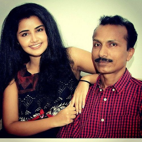 Anupama Parameswaran sa svojim ocem
