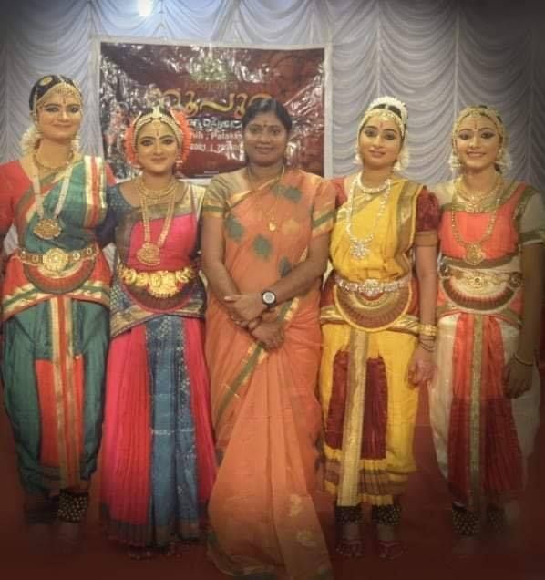 Nandana Varma con il suo gruppo di danza
