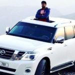 Aakash Kumar Sehdev posiert mit seinem Auto Nissan Pathfinder