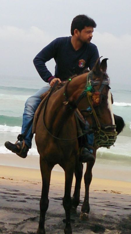 ג'וגי נאידו רוכב על סוס