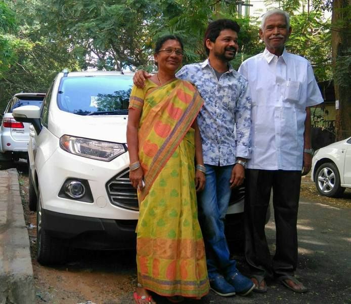 Jogi Naidu กับพ่อแม่ของเขา