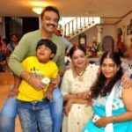 Vijaya Nirmala med sin søn, svigerdatter og barnebarn